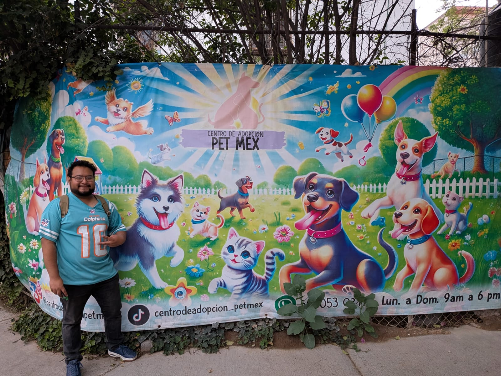 Beto Hernández, fundador de Broken Cards, frente al mural del Centro de Adopción Pet Mex en Ciudad de México