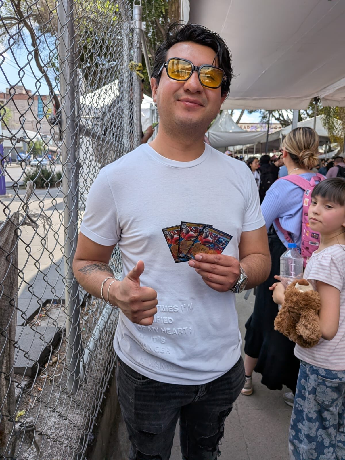 Coleccionista de la comunidad TCG con su deck adquirido para apoyar a Pet Mex