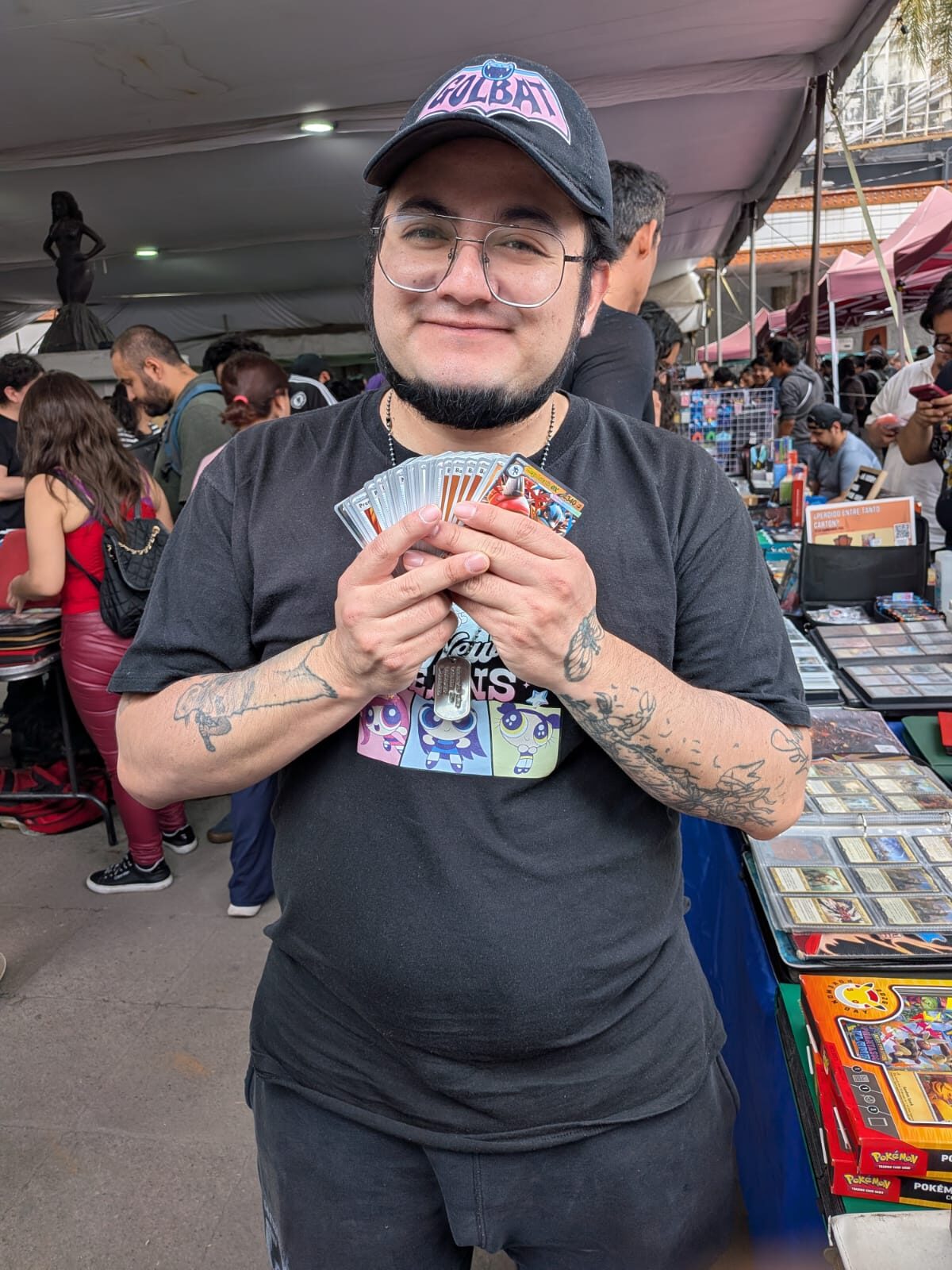 Comprador con un deck completo de Pokémon TCG adquirido en la convocatoria solidaria de Broken Cards
