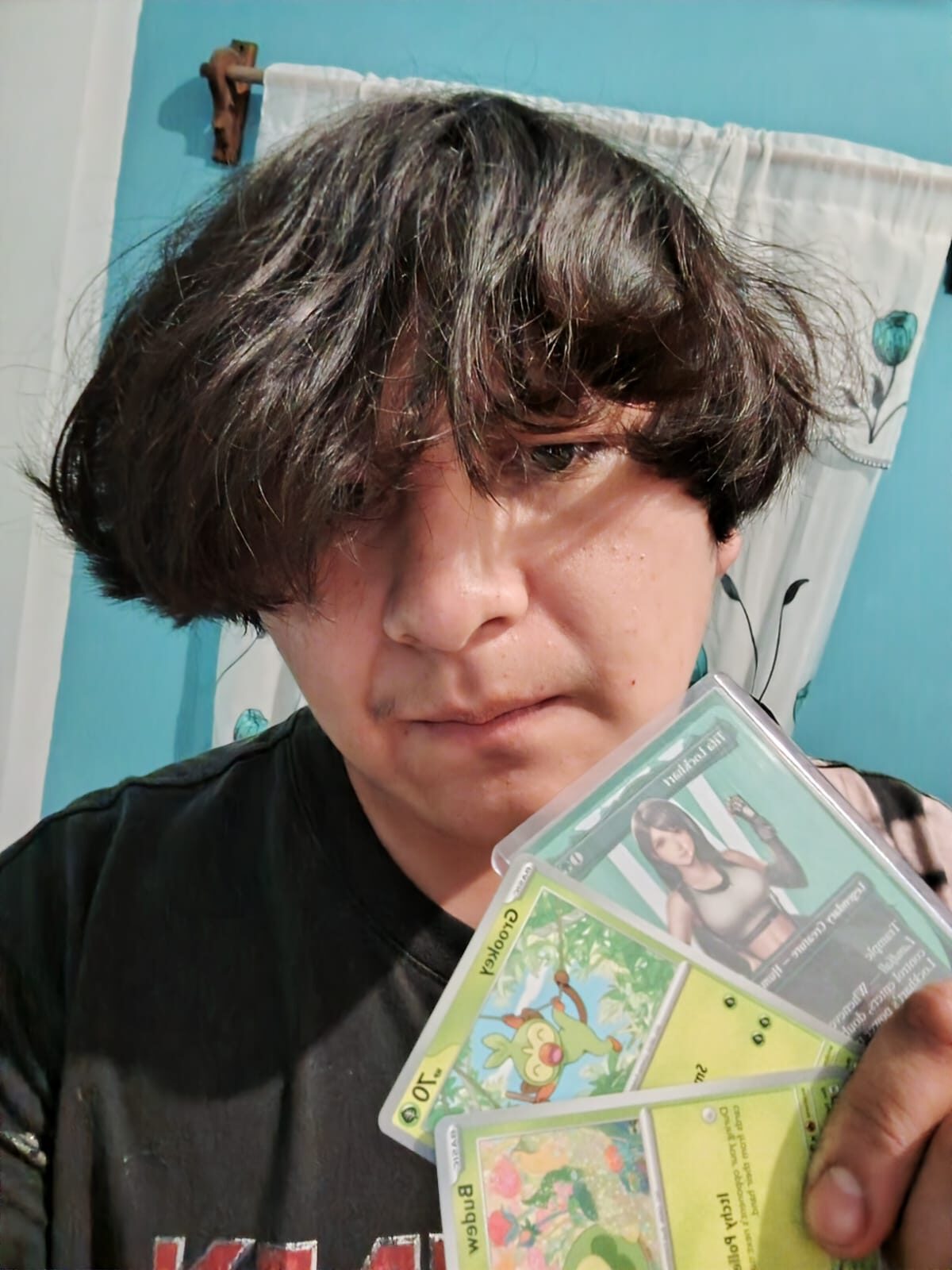 Coleccionista mostrando cartas de Magic y Pokémon recibidas en la iniciativa solidaria