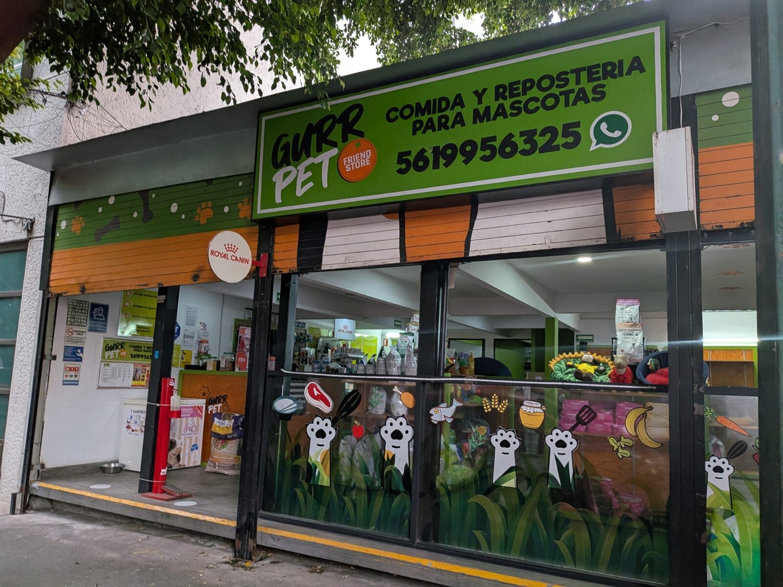 Fachada de Gurr Pet, tienda de comida y repostería para mascotas en Colonia Escandón, CDMX, que se unió al donativo para Pet Mex